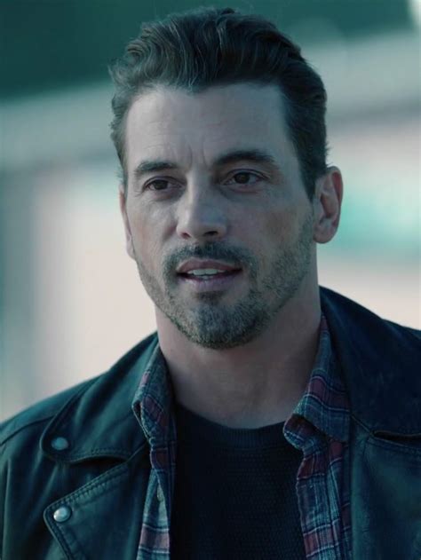 In addition, he has received numerous awards for his contributions to the entertainment industry through his work in a number of films and television series. Skeet Ulrich - SensaCine.com