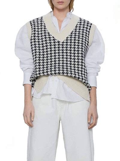18 best women s sweater vests shop the celebrity approved trend for spring 2021 glamour