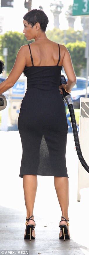 Nicole Murphy 49 Oozes Sex Appeal While Pumping Gas Daily Mail Online