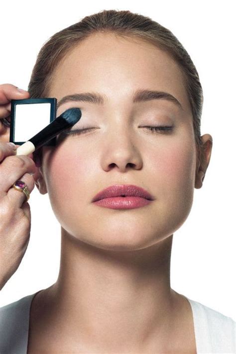 4 Steps To The Perfect Bobbi Brown Beauty Look In 2020 Bobbi Brown