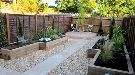 From low maintenance and budget ideas, to smaller areas and modern designs. Raised beds | Small backyard landscaping, Low maintenance ...