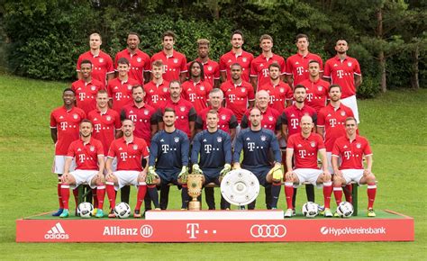 How many trophies does bayern munich have? Giulia-Lena Fortuna: FC Bayern München - Mannschaftsfoto 2016/2017