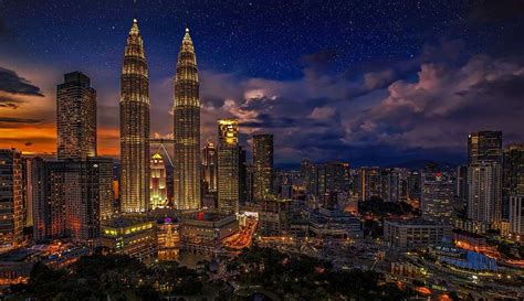 Menara tm stands at a height of 310 meters (1,017 feet) and is 55 storeys tall. Kuala Lumpur Holidays Made Easy With Expedia Travel Guides ...