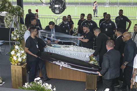Brazilians Mourn Pelé At The Stadium Where He Got His Start Wtop News