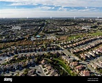 Vista aérea del barrio de clase media alta con idéntica subdivisión residencial casas durante el ...