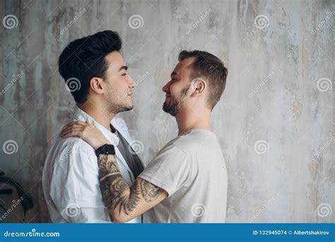 Auf Besichtigungstour Gehen Vergleich Tempus Hot Gay Couple Kissing Bus