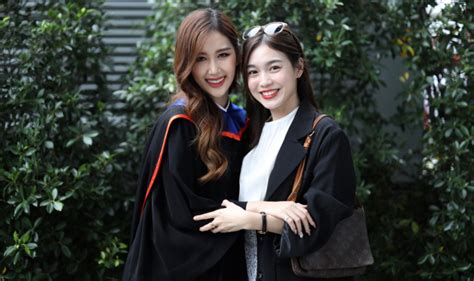 พ่อ แม่ ของ ไวท์ ณวัชร์ นักแสดงวัยรุ่น เข้าแจ้งความเหตุถูกทำร้ายร่างกาย หลังเกิดเหตุรถยนต์เฉี่ยวชนกัน ด้าน ตำรวจ สภ.บางกรวย ออกหมายเรียก. 'เจน-ซิง-ไวท์'ขึ้นแท่นบัณฑิตป้ายแดง คว้าปริญญา ม.กรุงเทพ