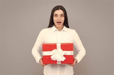 Premium Photo Attractive Woman With Present Box Posing With Surprised