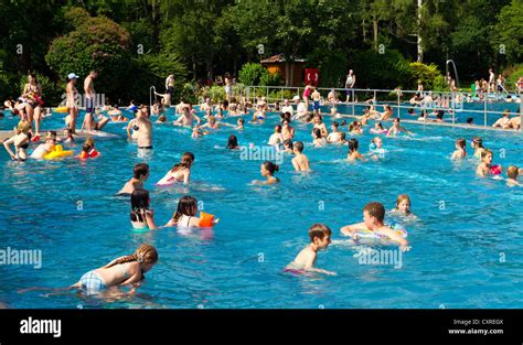 Crowded Outdoor Pool Hi Res Stock Photography And Images Alamy
