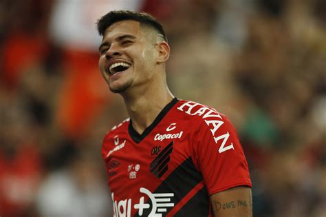 Artur treina finalização no fazendão (felipe oliveira / ec bahia). Athletico: Bruno Guimarães e Bambu convocados pra seleção ...