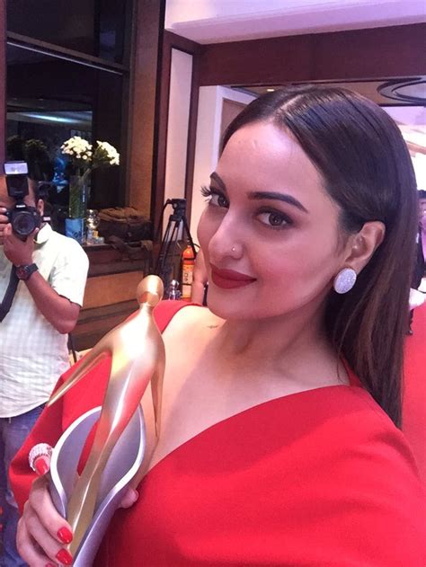 Bollywood Actress Sonakshi Sinha Takes Selfie At Award Function R