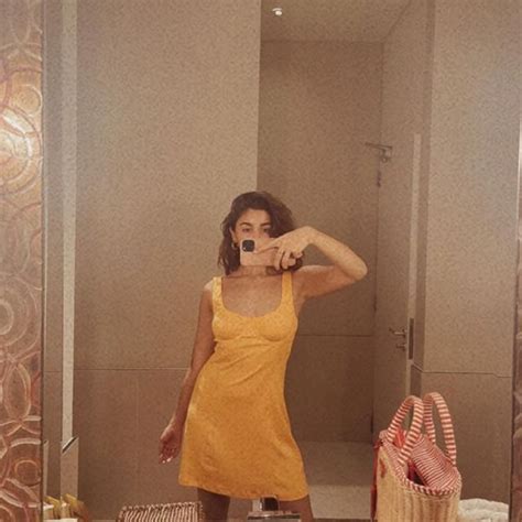Alia Bhatt Drops Stylish Bathroom Selfies Wants You To Spot The Difference Maayanews