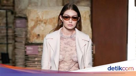 Gigi Hadid Seksi Tanpa Bra Di Catwalk Lanvin Saat Paris Fashion Week