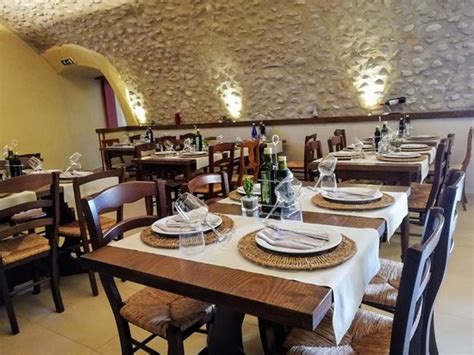 Ristorante La Taverna Del Borgo In Bardolino Con Cucina Italiana