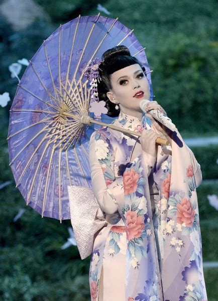 Katy Perrys Geisha Inspired Amas Performance Stirs Controversy