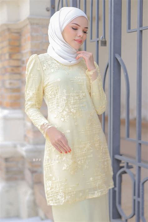 باجو كوروڠ) is a traditional costume originated from sumatra, and malay peninsula, and is traditionally worn by women in brunei, indonesia, malaysia, singapore and southern thailand. Baju Kurung Manja Soft Yellow