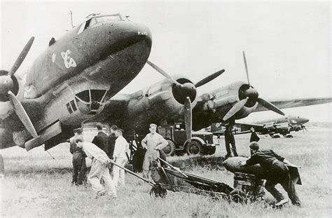 Asisbiz Focke Wulf Fw 200c Condor Kg40 Loading Sc 250 Bombs 01