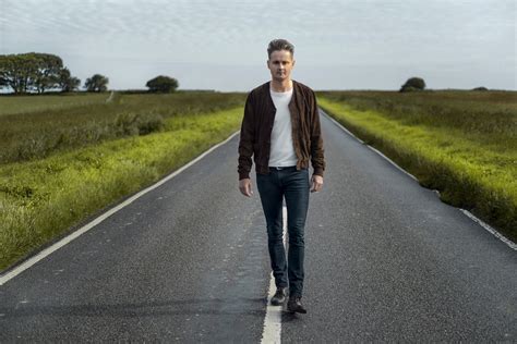 Review Tom Chaplin The Wave