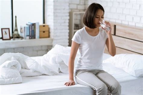 Kenali 8 Manfaat Minum Air Putih Sebelum Tidur Airkamiid