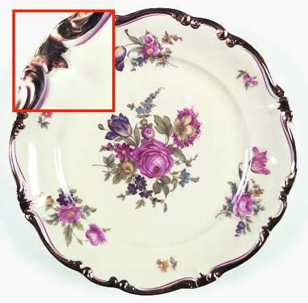 Salgsrepresentant på et av selskapets mange utstillingslokaler på. "R14" china pattern with ornate purple and gold floral ...