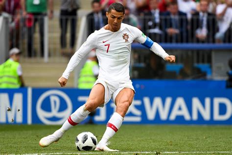 Cristiano Ronaldo Knuckleball Free Kick Tutorial Youtube Gambaran