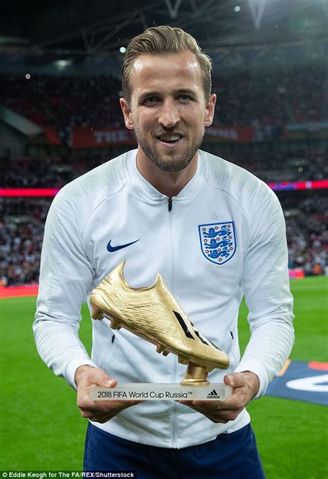 England's striking talisman and captain has barely looked back since the moment he scored his first senior goal kane was named as gareth southgate's skipper ahead of the 2018 world cup, having. Harry Kane presented with the World Cup Golden Boot by ...