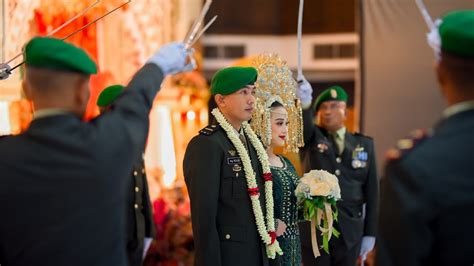Tradisi Pedang Pora Di Resepsi Pernikahan Perwira TNI AD Rekso Fellya