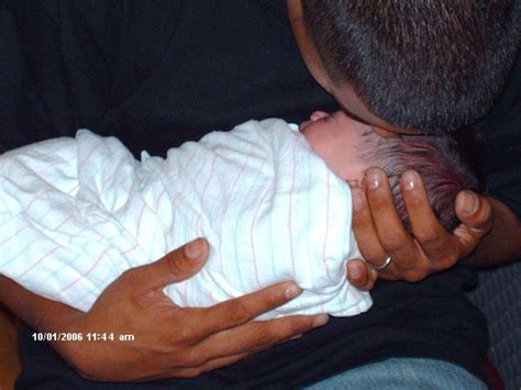 31 Fotografías De Padres Cogiendo Por Primera Vez A Sus Hijos Recién