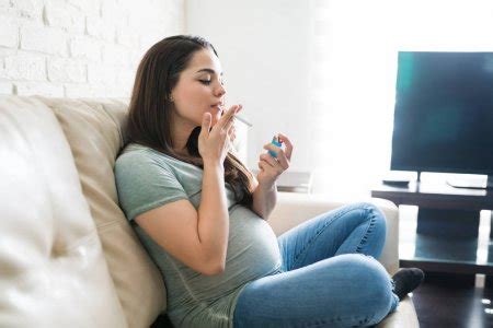 Mujer embarazada fumando en casa fotografía de stock serezniy