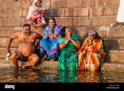 Hindu Pilgrims Bathing In Ganges River In Early Morning Fotos Und Bildmaterial In Hoher