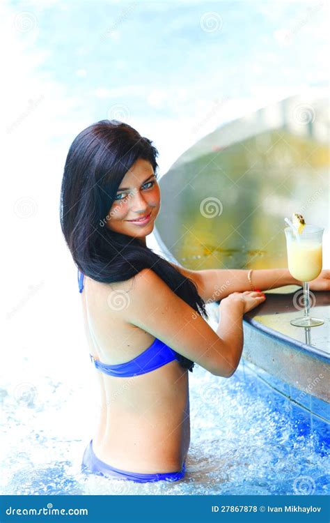 Frau Mit Cocktail Im Swimmingpool Stockfoto Bild Von Gl Cklich