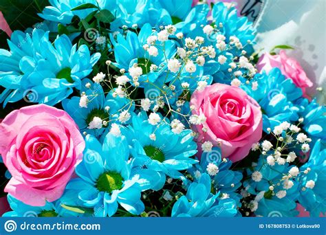 Come scegliere il regalo giusto per il compleanno di una persona speciale? Bouquet Di Fiori Di Azzurro E Di Rosa Presente Per Compleanno, Giorno Della Donna O Giorno Di ...