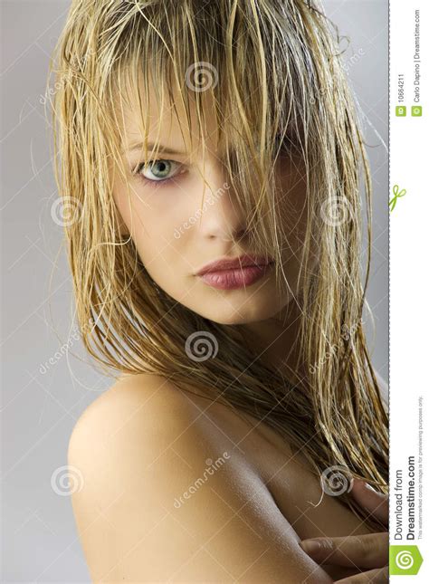 Fille Sexy Avec Le Cheveu Humide Image Stock Image Du Cheveu Expression 10664211