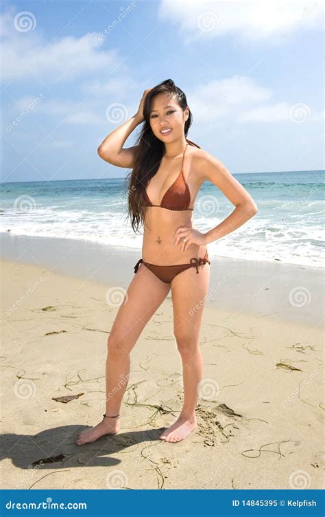 Aziatische Vrouw In Bikini Stock Afbeelding Image Of Slechts