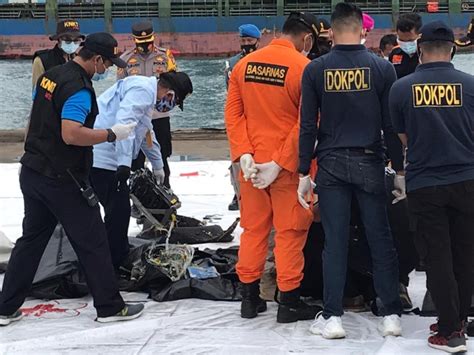 Sriwijaya Air Flight Sj182 Divers Find Debris And Body