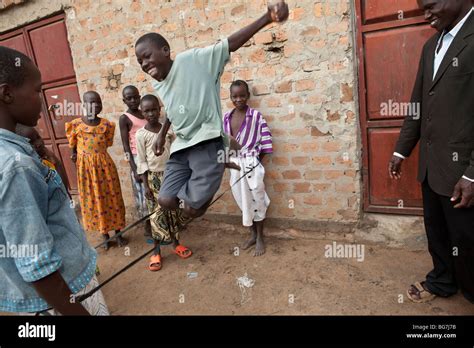 Los Niños Huérfanos Jugar Fuera Un Orfanato De Amuria Uganda África