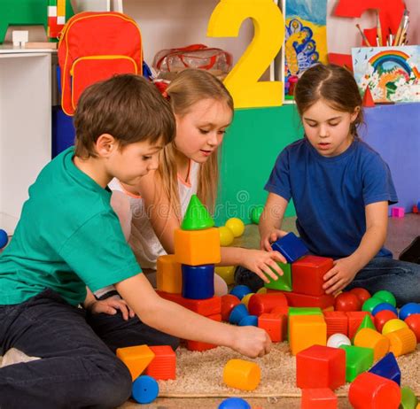 Niños Que Juegan En Los Cubos De Los Niños Interiores Lección En