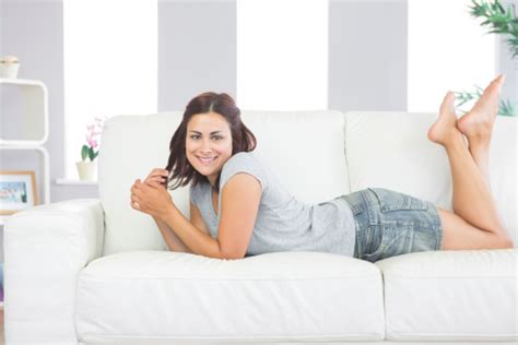 Porträt Ziemlich Brunette Frau Liegt Auf Ihrer Couch Stockfoto Und Mehr