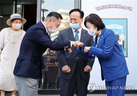 박영선 전 장관, 첫 민생 행보로 중소기업 방문. 주먹인사 하는 박영선 장관 | 연합뉴스