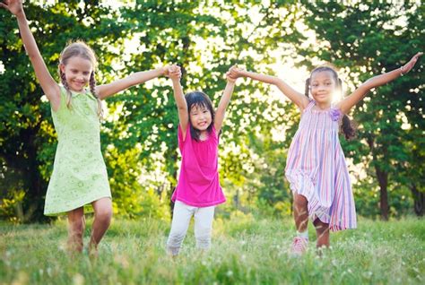 Lindos Niños Diversos Jugando En El Parque Foto Premium