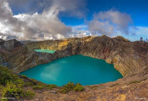 Quand la chambre magmatique est vide, le sommet s'affaissse et forme une caldera bientôt comblée par un lac. Top 10 Stunning Volcanoes Around the World | Places To See ...