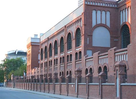 Parking is not readily available in the area, so plan on taking the tram to muzeum powstania warszawskiego or the metro to rondo daszynskiego. File:Przyokopowa Muzeum Powstania01.jpg - Wikimedia Commons