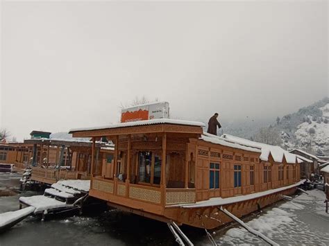 Kashmir Delightful Houseboat Stay