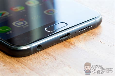Layar lebar dengan ukuran 4 inci dan teknologi ips. ASUS ZenFone 4 售價與規格都相當完美的手機!多了廣角雙鏡頭讓拍照更有樂趣 - 傳說中的挨踢部門