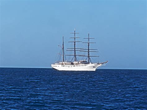 Kapal Layar Di Tengah Laut