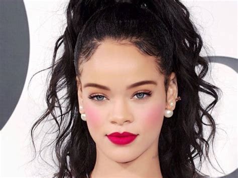 Fans Photoshop Rihanna White To Make Her Look More Beautiful