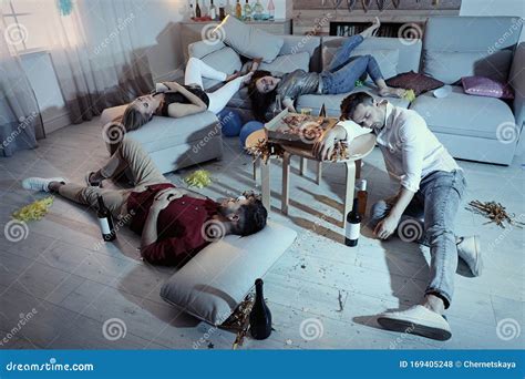 Amigos Borrachos Durmiendo En Una Habitación Desordenada Foto De