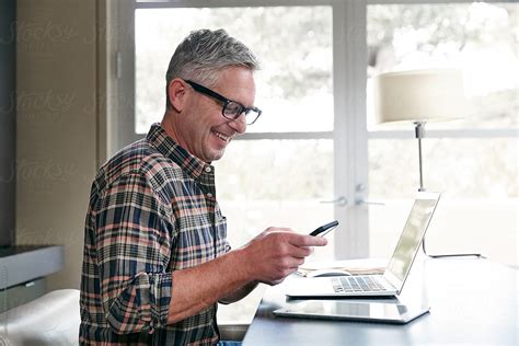 Mature Man With Grey Hair Working From Home Smiling Del Colaborador