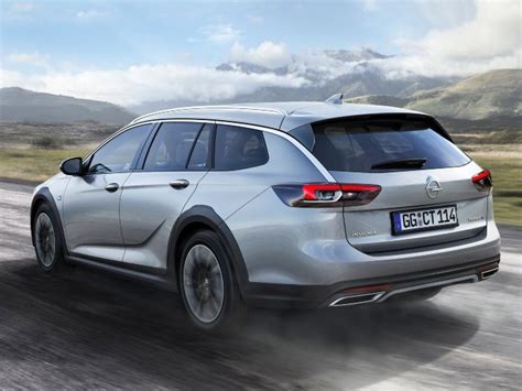 The opel insignia is a mid size/large family car engineered and produced by the german car manufacturer opel, currently in its second generation. Sportiver Offroad-Kombi: Der neue Opel Insignia Country ...