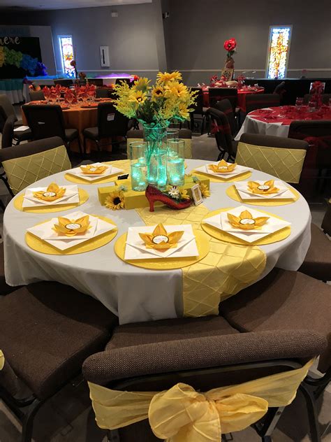 Wizard of oz bedroom decor. Wizard of Oz table scape - Follow the yellow brick road ...